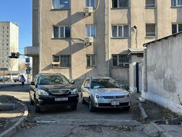 В&nbsp;Бишкеке машины оставили на&nbsp;тротуаре, мешая пешеходам 