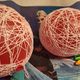 Фото 24-kg.com. Лучше сначала обмазать шарик клеем и только потом наматывать нитки